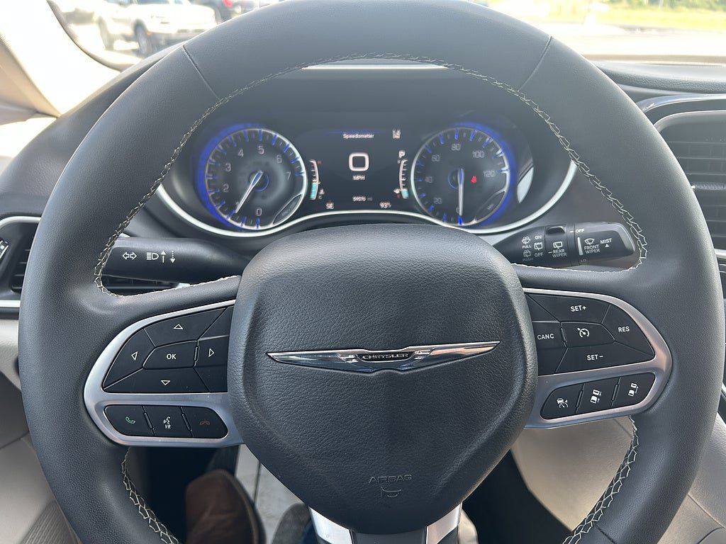 Used 2024 Chrysler Pacifica Touring-L FWD image 16