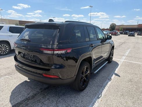 Used 2023 Jeep Grand Cherokee Limited w/ Black Appearance Package AWD/4WD image 5