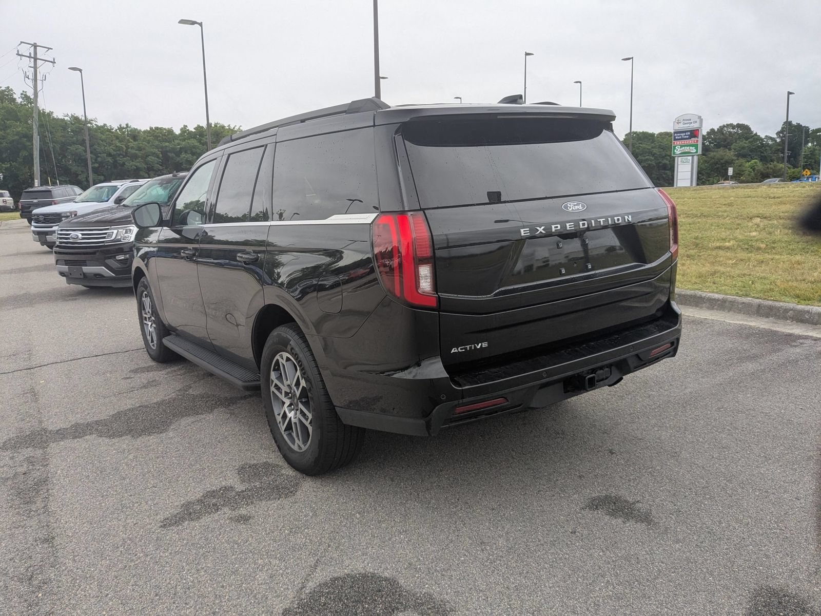 Used 2025 Ford Expedition Active RWD image 5