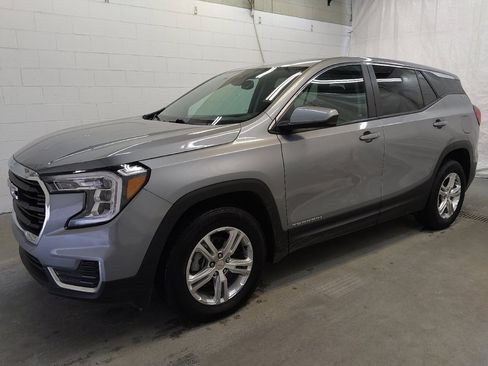 Used 2024 GMC Terrain SLE image 2