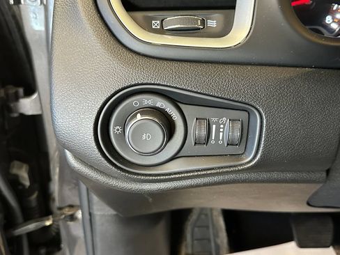 Used 2020 Jeep Renegade Latitude w/ Cold Weather Group AWD/4WD image 17