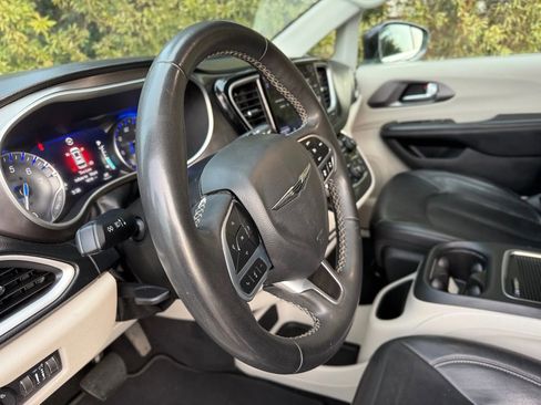 Used 2022 Chrysler Pacifica Touring-L image 42