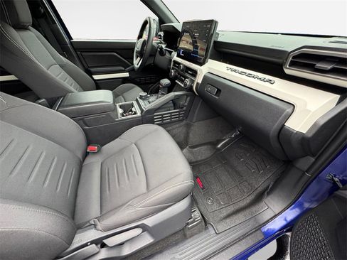 Used 2024 Toyota Tacoma TRD Off-Road image 28