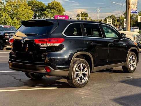 Used 2019 Toyota Highlander LE w/ Carpet Mat Package (TMS) AWD/4WD image 4