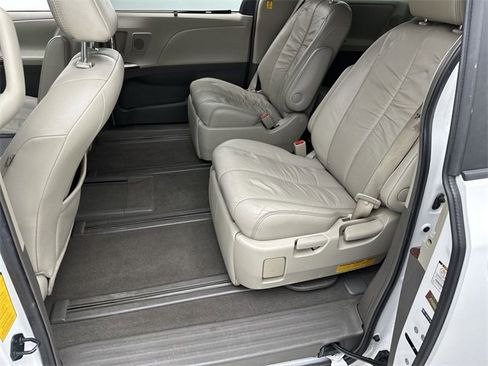 Used 2011 Toyota Sienna XLE w/ Premium Pkg image 23