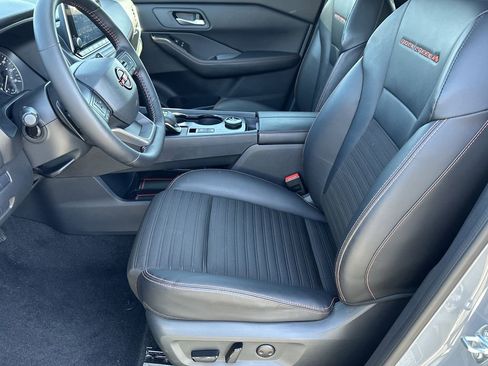 Used 2025 Nissan Rogue SV image 14