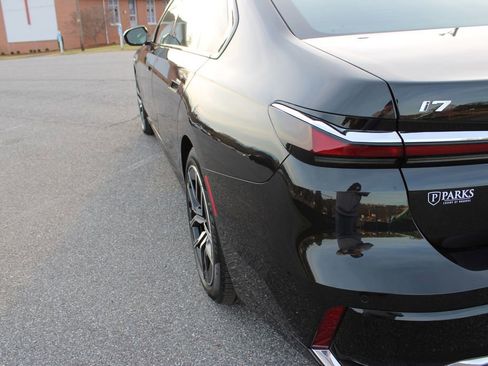 Used 2024 BMW i7 xDrive60 image 43