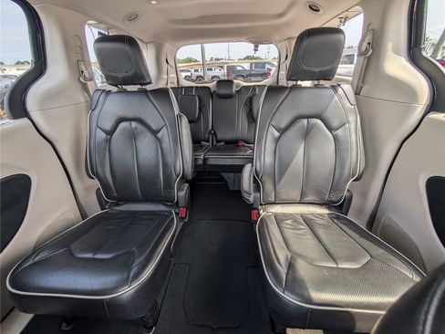 Used 2023 Chrysler Pacifica Limited FWD image 28