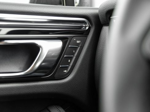 Certified 2026 Porsche Macan AWD/4WD image 18