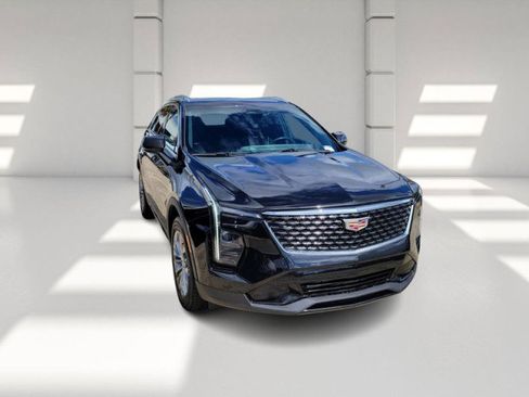 Used 2024 Cadillac XT4 Premium Luxury image 3