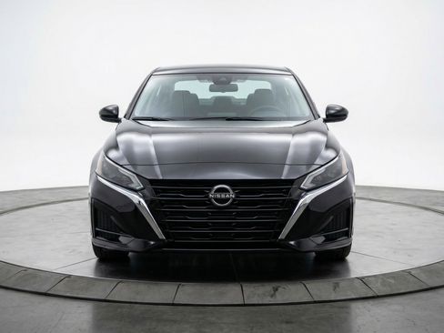Used 2025 Nissan Altima 2.5 SV FWD image 2