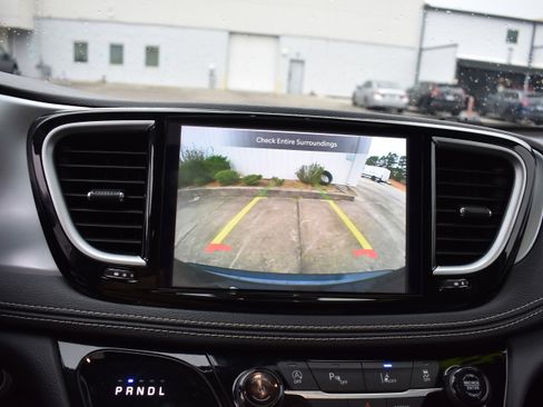 Used 2025 Chrysler Pacifica Limited image 19