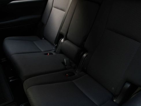 Used 2016 Toyota Highlander LE image 18