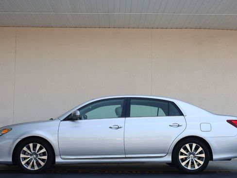 Used 2011 Toyota Avalon Limited FWD image 3