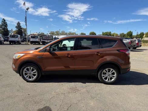 Used 2017 Ford Escape SE FWD image 2
