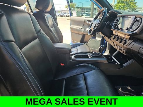 Used 2017 Toyota Tacoma TRD Sport AWD/4WD image 10