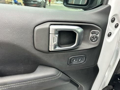 Used 2023 Jeep Wrangler Unlimited Sahara image 17