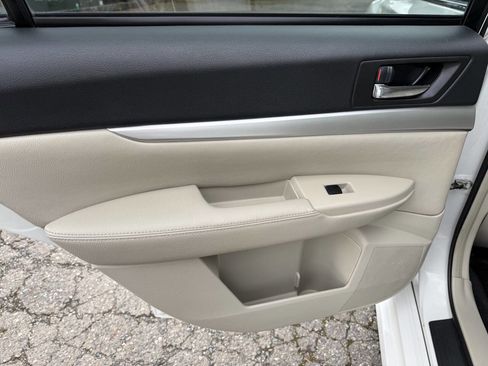 Used 2010 Subaru Legacy 2.5i Premium image 27