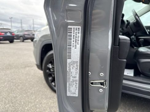 Used 2021 Jeep Cherokee Latitude Plus AWD/4WD image 24