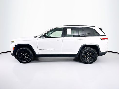 Used 2025 Jeep Grand Cherokee Altitude AWD/4WD image 4