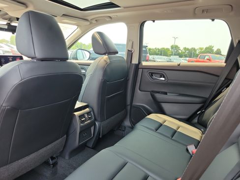 Used 2023 Nissan Rogue SV w/ SV Premium B Package AWD/4WD image 14