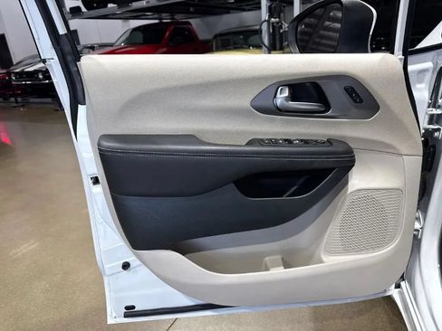 Used 2023 Chrysler Pacifica Touring-L FWD image 28