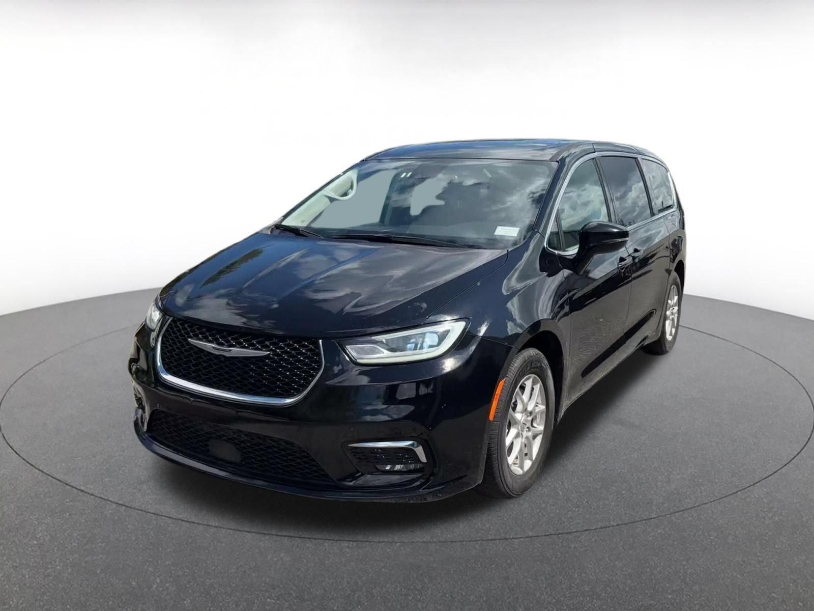 Used 2024 Chrysler Pacifica Touring-L FWD image 4