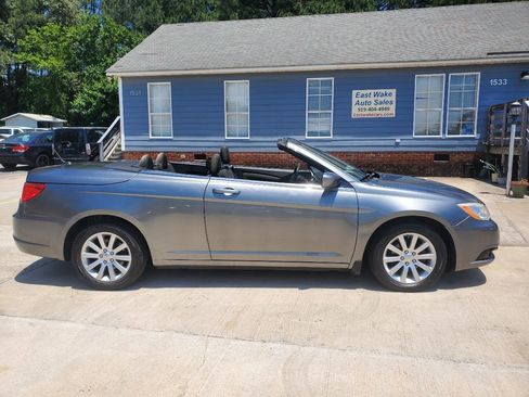 Used 2012 Chrysler 200 Touring FWD image 4