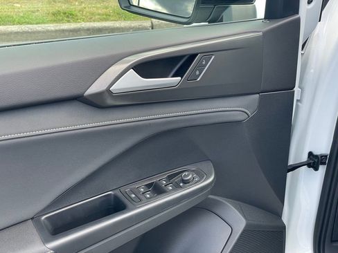 Certified 2025 Volkswagen Taos SE image 10