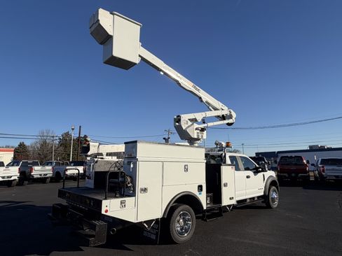 Used 2017 Ford F550 4x4 SuperCab Super Duty image 3