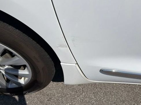 Used 2017 Chrysler Pacifica Touring-L FWD image 7