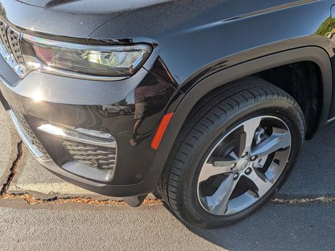 Used 2023 Jeep Grand Cherokee 4WD 4xe w/ Luxury Tech Group II image 11