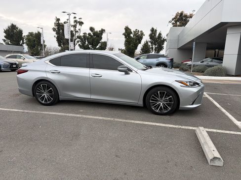 Used 2025 Lexus ES 300h w/ Premium Package image 3