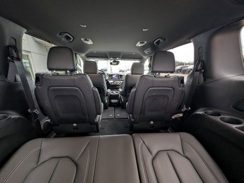 Used 2020 Chrysler Pacifica Touring-L w/ Advanced Safetytec Group image 20