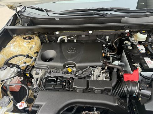 Used 2019 Toyota RAV4 LE image 8