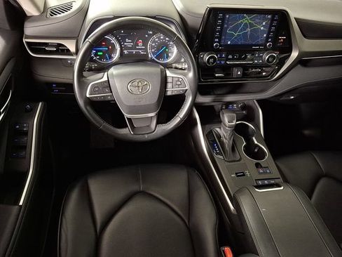 Used 2022 Toyota Highlander XLE AWD/4WD image 2