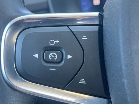 Used 2025 Volvo XC40 B5 Core image 12