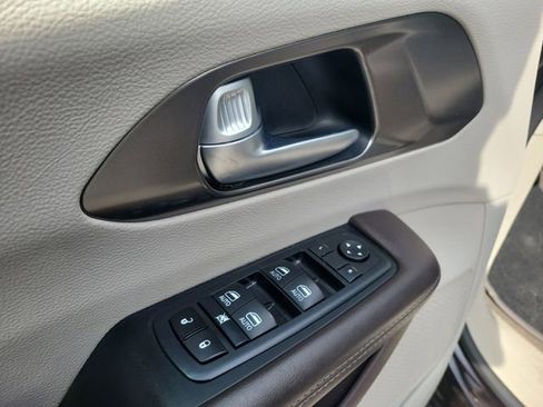 Used 2017 Chrysler Pacifica Touring-L Plus w/ Advanced Safetytec Group FWD image 19