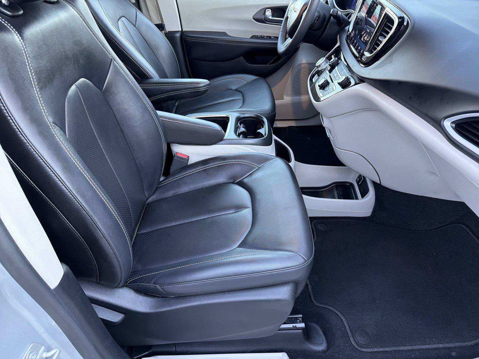 Used 2024 Chrysler Pacifica Touring-L FWD image 11