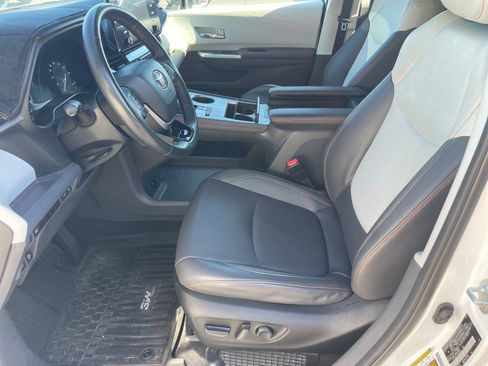 Used 2023 Toyota Sienna XSE AWD/4WD image 11