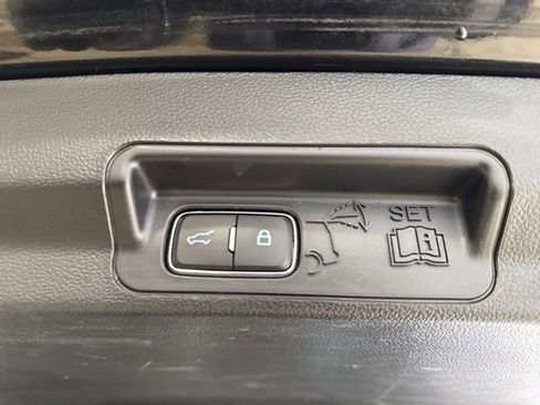 Used 2020 Ford Explorer XLT image 35