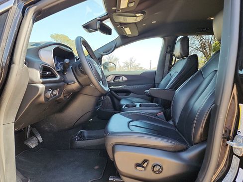 Used 2025 Chrysler Pacifica Select image 12