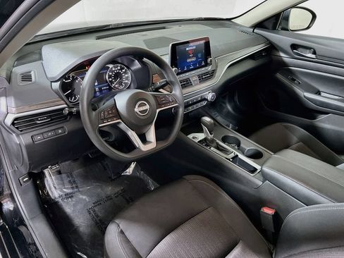 Used 2025 Nissan Altima 2.5 SV FWD image 9