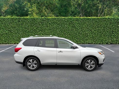 Used 2020 Nissan Pathfinder SV image 2