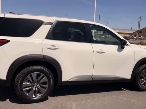 Used 2024 Nissan Pathfinder S AWD/4WD image 2