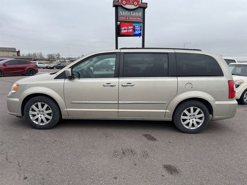 Used 2016 Chrysler Town & Country Touring w/ Driver Convenience Group image 2