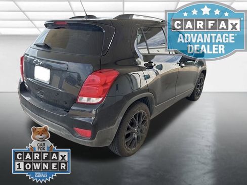 Used 2022 Chevrolet Trax LT w/ Midnight Edition FWD image 2