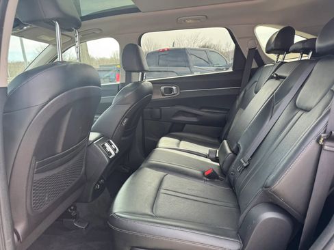 Used 2022 Kia Sorento S w/ Panoramic Sunroof Package image 9