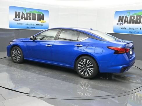 Used 2025 Nissan Altima 2.5 SV FWD image 3