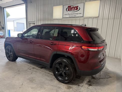 Used 2025 Jeep Grand Cherokee Altitude AWD/4WD image 13